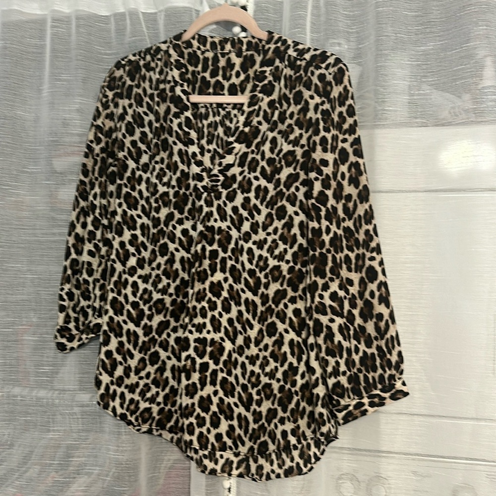 Vince Camuto Leopard Print V Neck Shirt Blouse Three-quarter Sleeves M